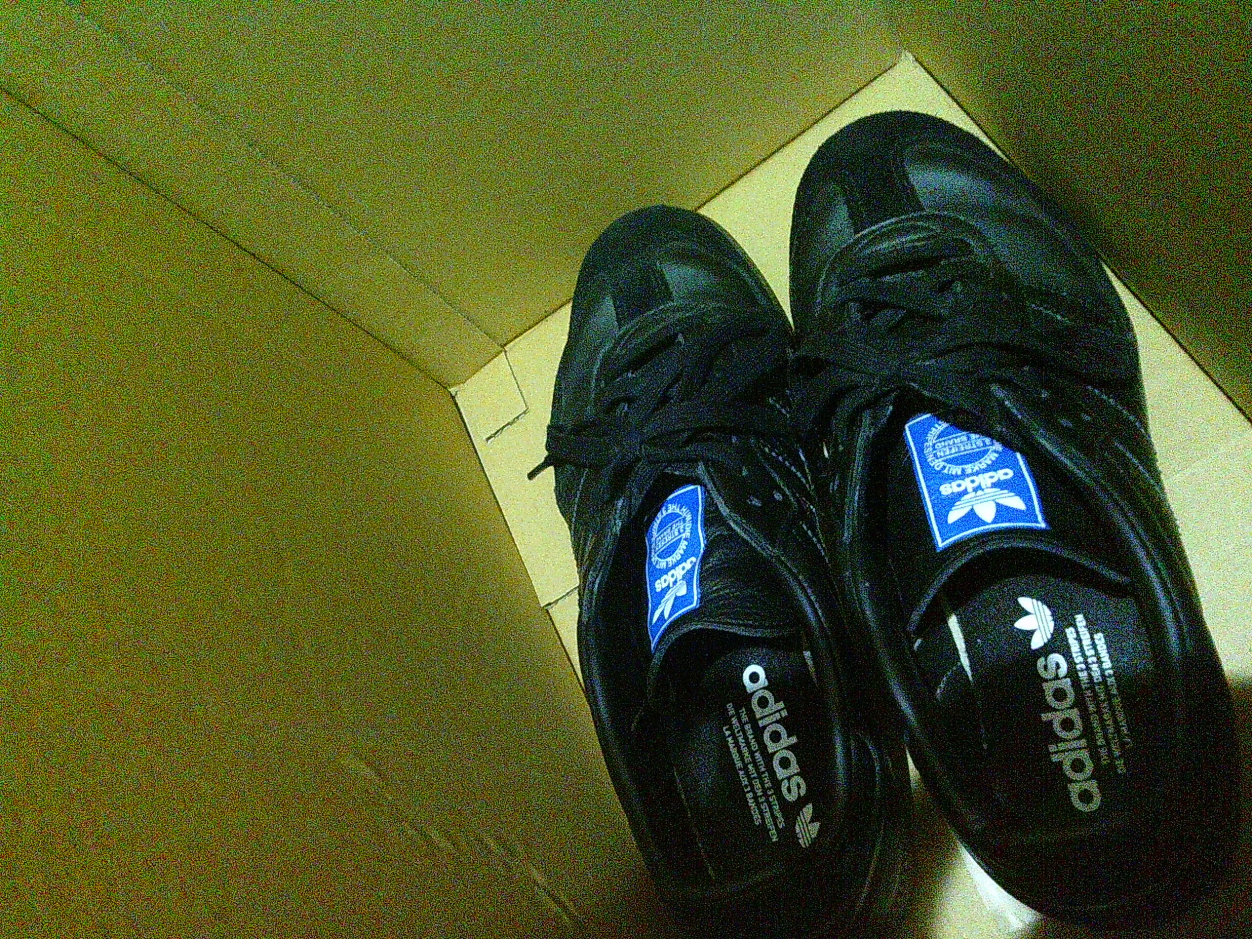 梱包したアディダスのサンバOG ブラックスニーカー